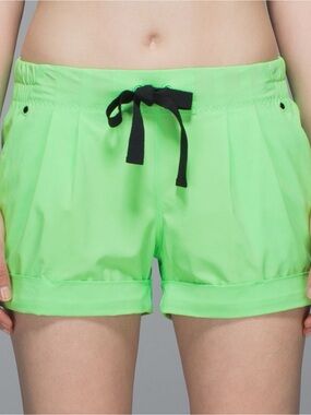 Lululemon Spring Break Away Short Sz 8 In
Pistachio